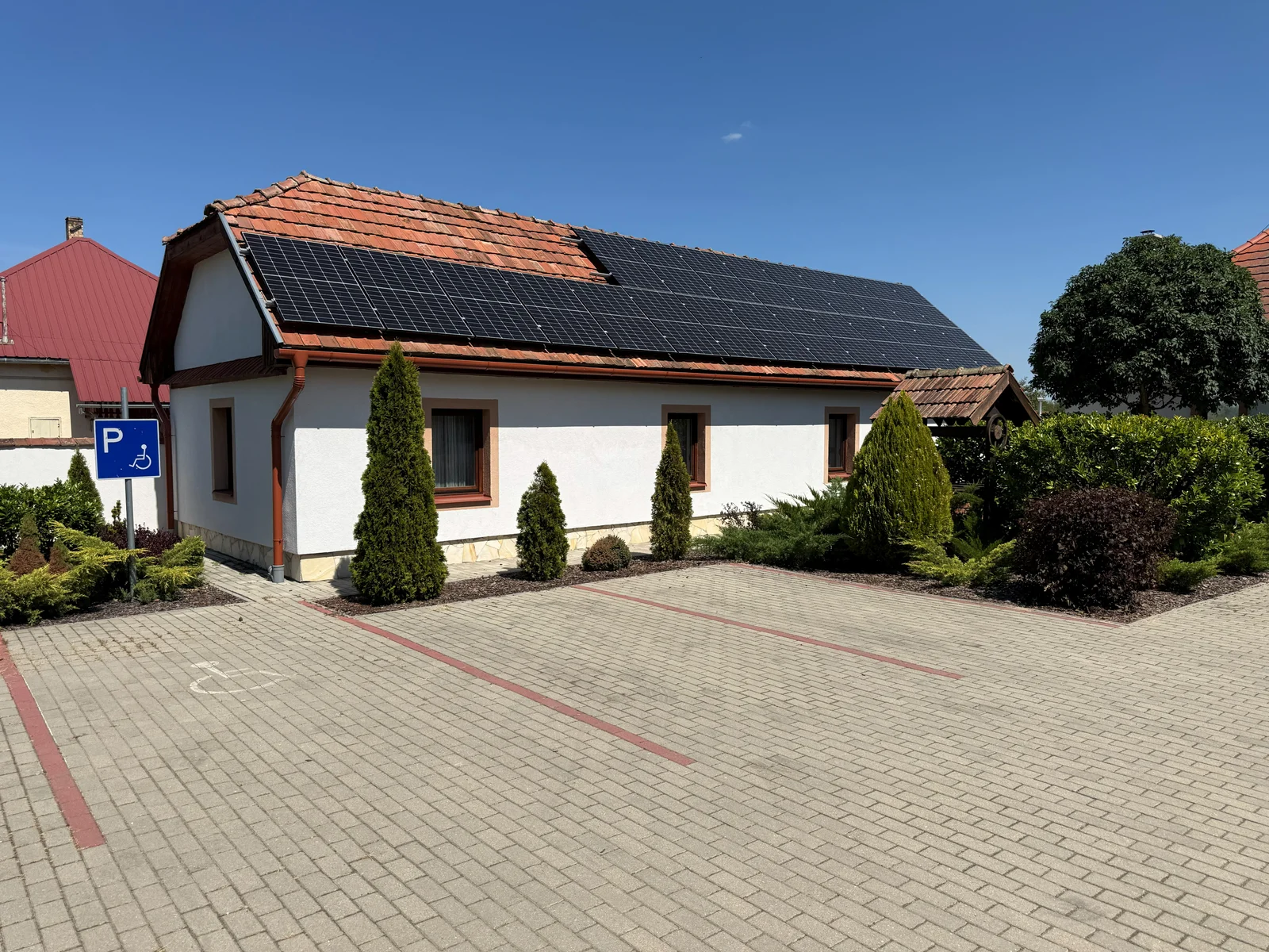 Csaronda Vendégház tágas belső udvara és fedett terasza
